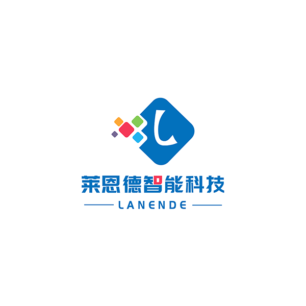 跟稻草人合影，咱不踩草坪好嗎？